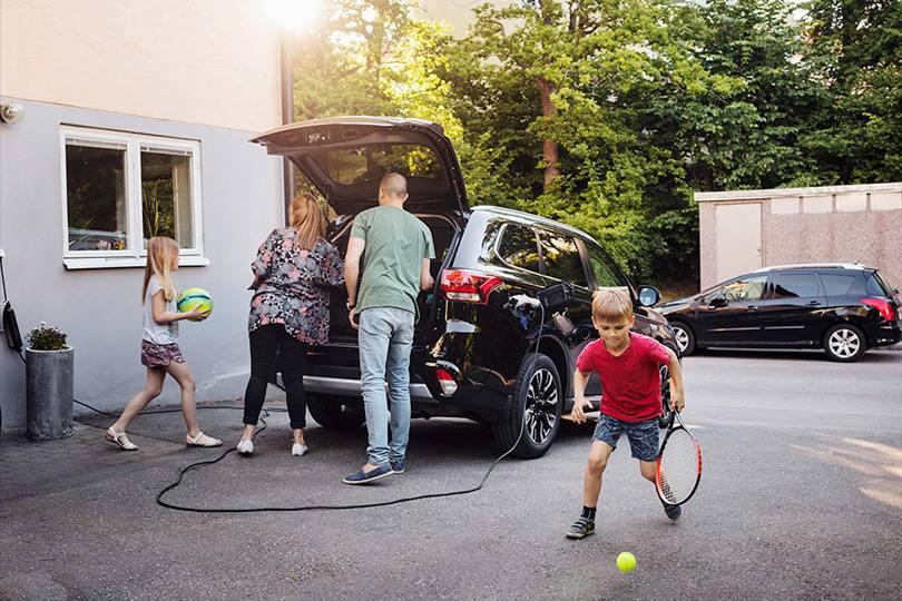 Umweltbonus Familie am Auto